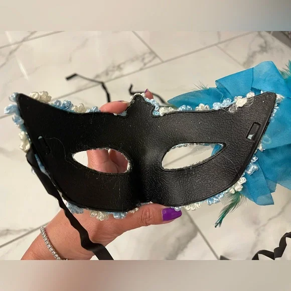 Elegant Teal Lace Masquerade Mask with Blue Metallic Accent - Picture 5 of 6